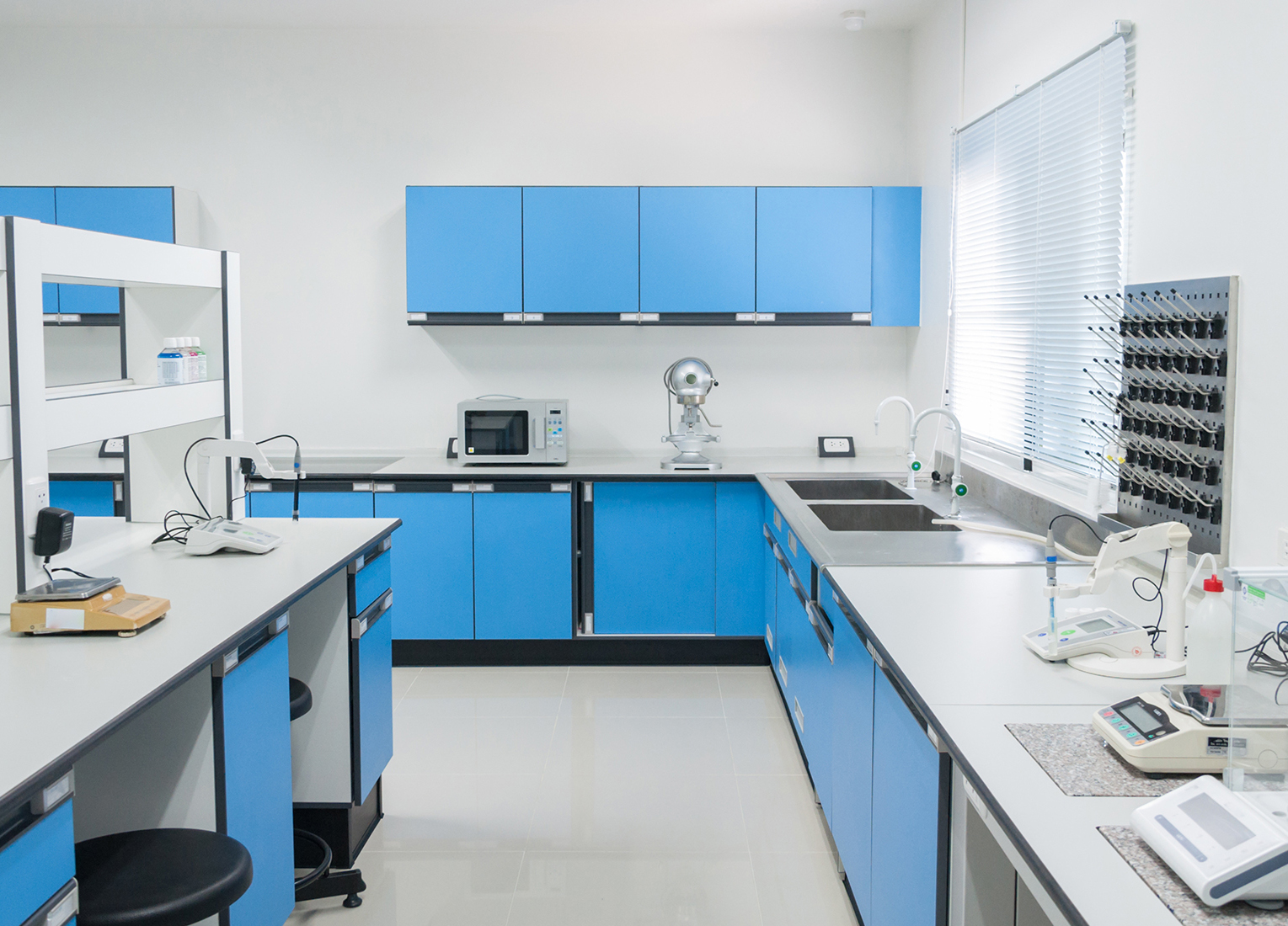 What are the material choices of the laboratory all-steel test bench